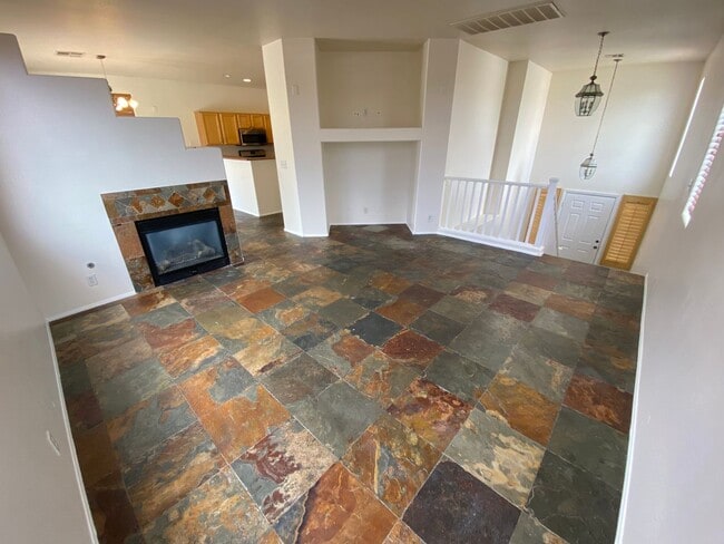 Building Photo - Beautiful 2 bed/2.5 bath home located in S...