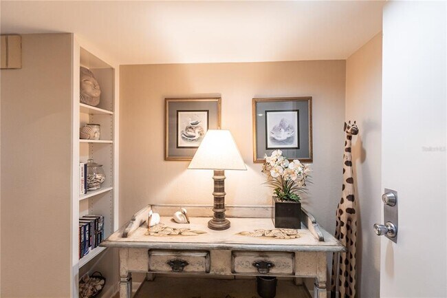 Building Photo - 1055 W Peppertree Dr