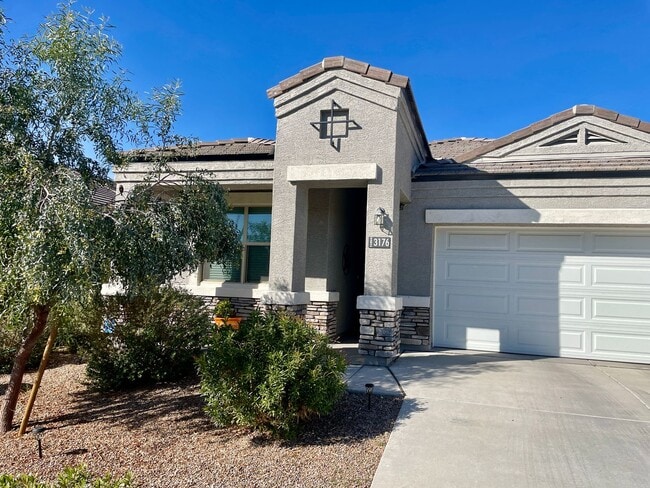 Building Photo - Beautiful 4 bedroom 2 bath Newer Built Sin...