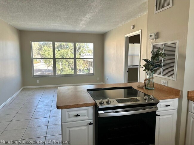 Building Photo - 241 S Commerce Ave