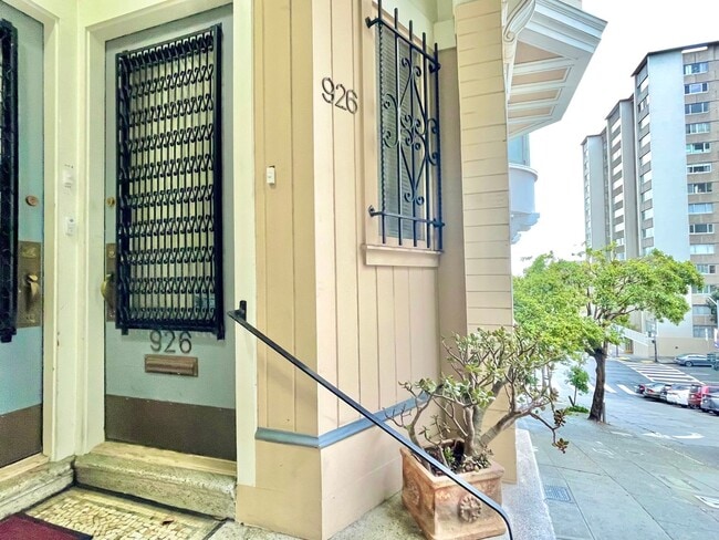 Building Photo - Spacious and Bright Lower Nob Hill Studio/1BA! Laundry! Shared yard!  PROGRESSIVE