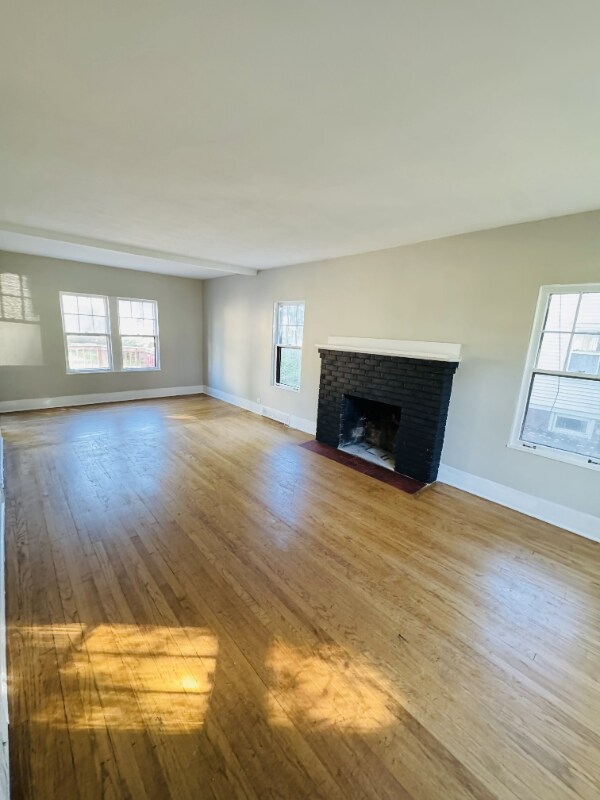 Foto del edificio - 323 E Jefferson Ave