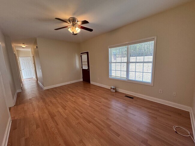 Foto del edificio - Nice 3/2 House in Silver Creek with bonus rooms- $1,495