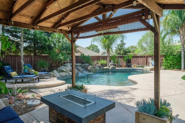 Building Photo - Beautiful 5 Bedroom, 3 Bath Home + Loft in Quail Lake, Clovis, CA