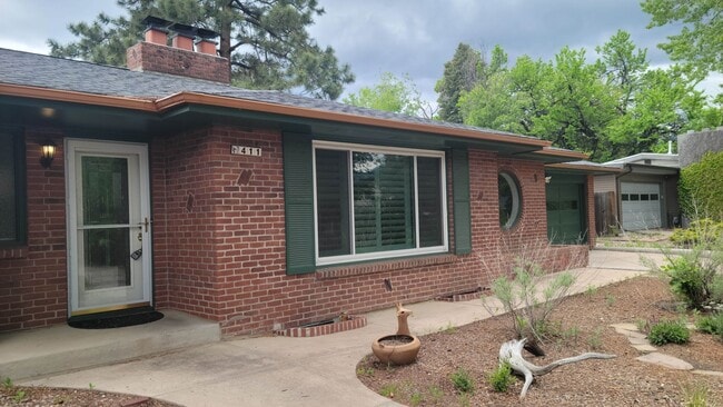 Building Photo - 3 Bed, 3 Bath with Downstairs Kitchenette ...