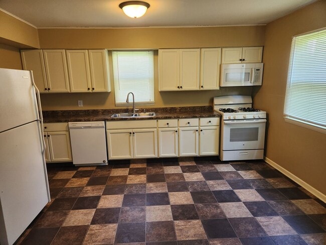 Building Photo - 3 Bed 2 Bath Spacious home!