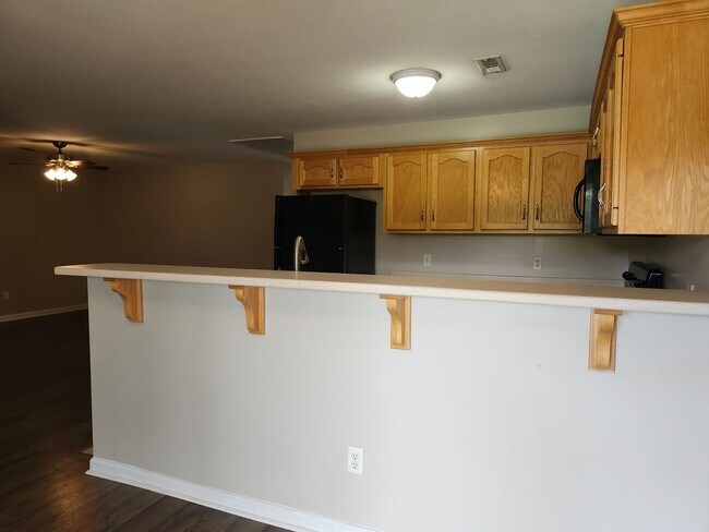 Building Photo - 2 bedroom 2 bath Condo located in East Ridge