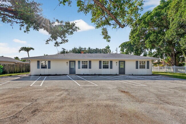 Foto del edificio - 800 Tropic Blvd