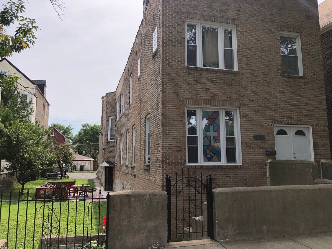 Foto principal - 831 W 33rd Pl