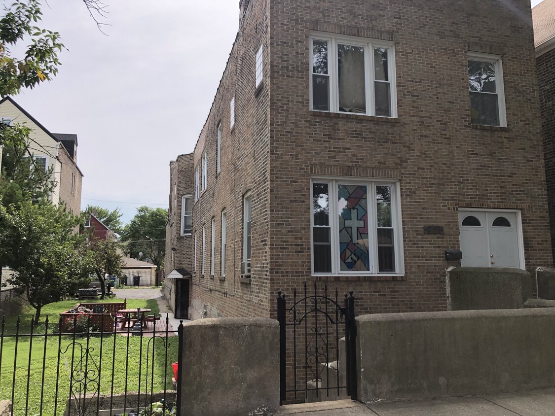 Primary Photo - 831 W 33rd Pl