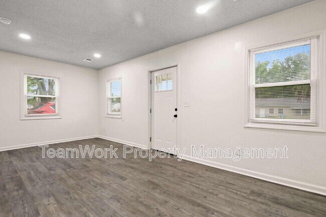 Building Photo - 3103 B Azalea Dr