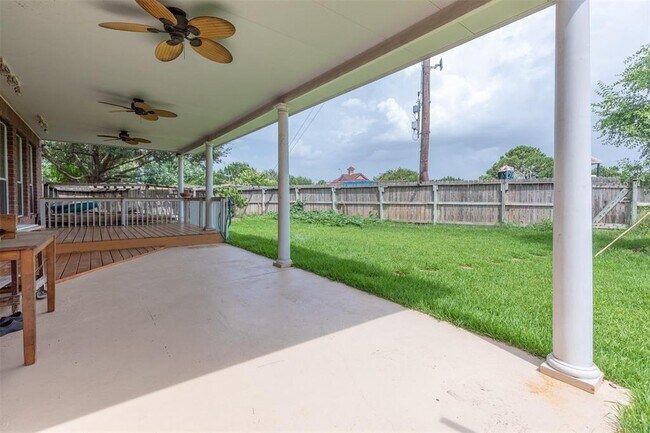 Foto del edificio - 9615 Leaning Tree Ln