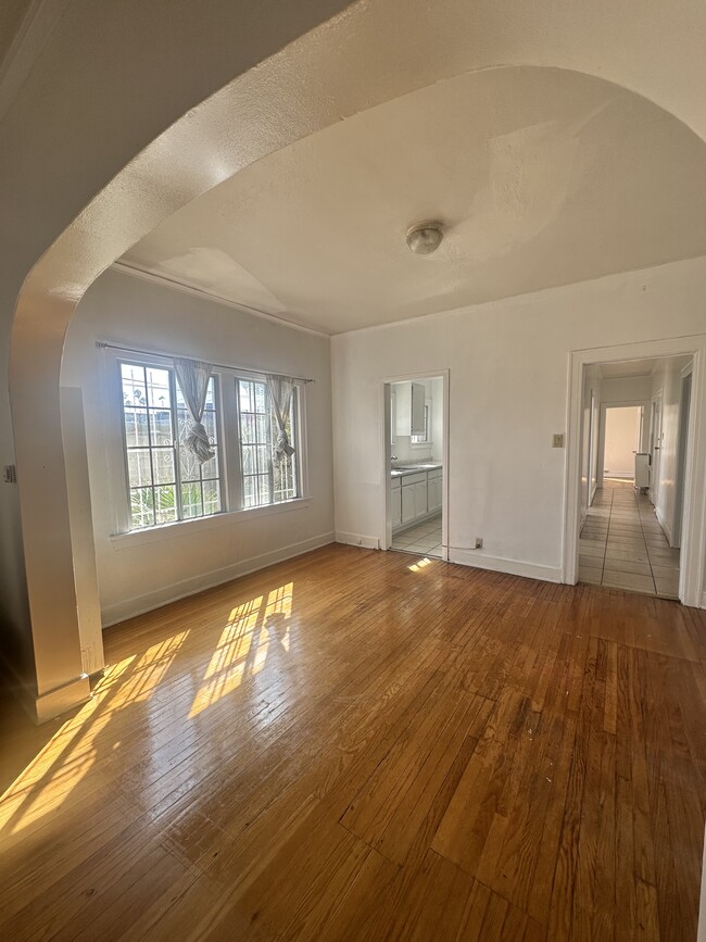 Foto del edificio - 1375 S Mansfield Ave