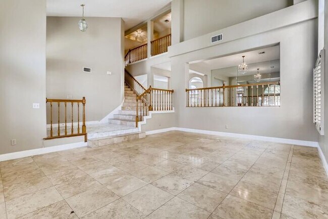 Building Photo - HUGE HOME With SPARKLING POOL in South Sho...