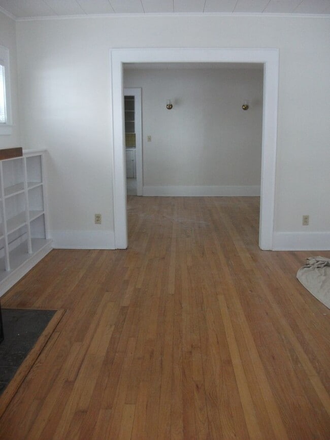 Foto del edificio - 341-43 Roosevelt Ave