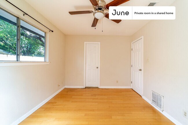 Foto del edificio - Private bedroom in 4 bed/3 bath Home