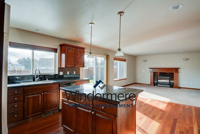 Building Photo - Spacious 4 bedroom 2.5 bathroom