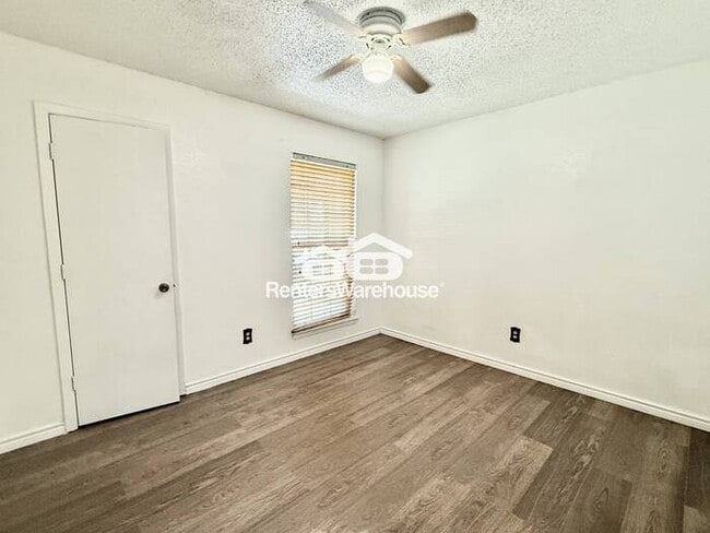 Foto del edificio - 3-Bedroom, 2-Bath Home on a Spacious Corne...