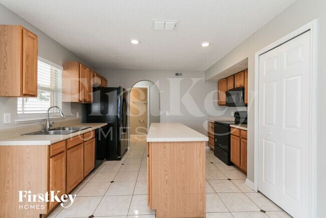 Building Photo - 215 Lobelia Dr