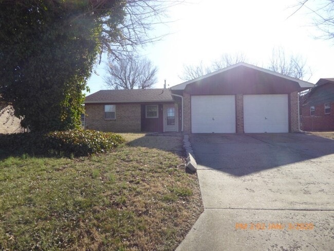 Building Photo - 111 NE Cimarron Trail