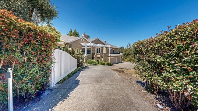 Building Photo - Gorgeous Home with private yards, large de...