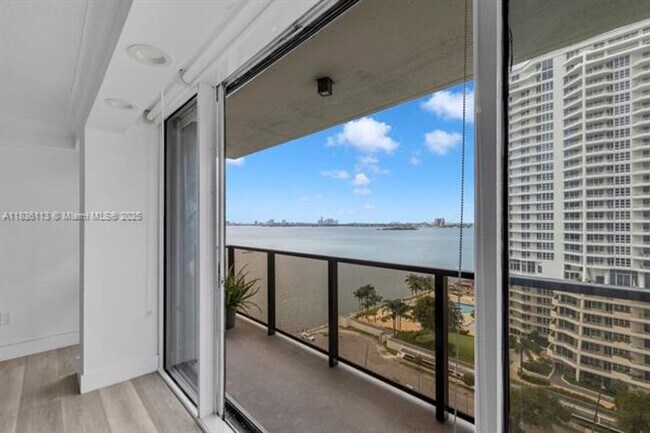 Foto del edificio - 600 NE 36th St
