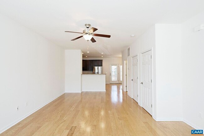 Foto del edificio - 139 Longwood Dr