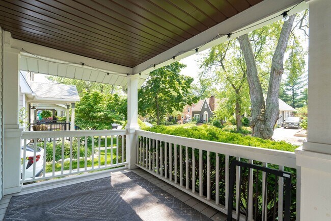 Covered Front Porch - 670 W Cambourne St