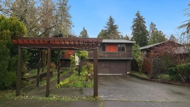 Foto del edificio - Charming Home with Serene Garden Retreat