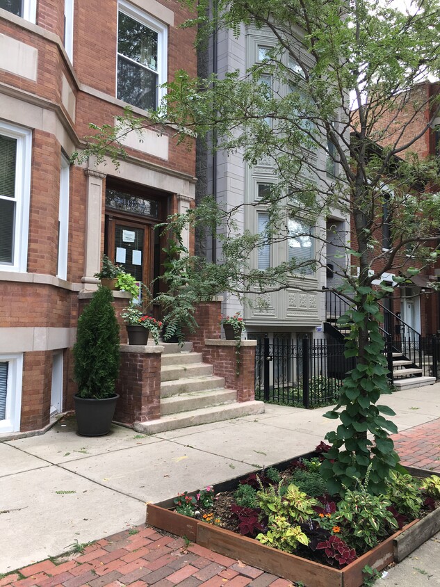 Classic Brownstone - 1435 W Lexington St