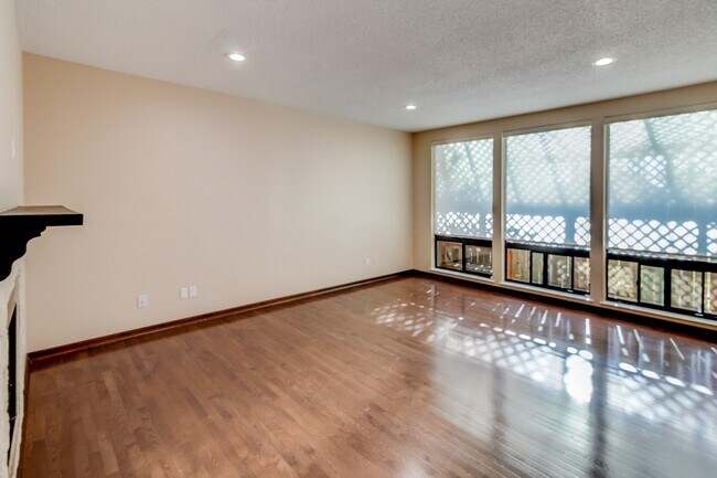 Building Photo - 1112 Bering Dr