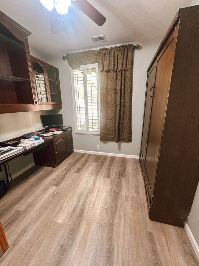 Building Photo - Home in Pleasanton Available!