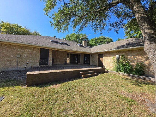 Building Photo - Stunning 4-bd 2.5 bath