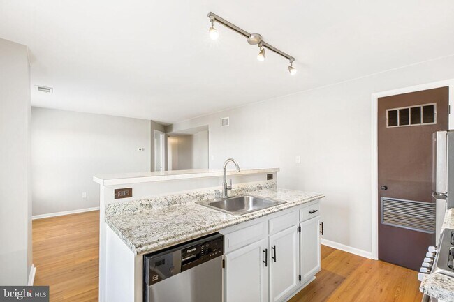 Foto del edificio - 1726 W 8th St