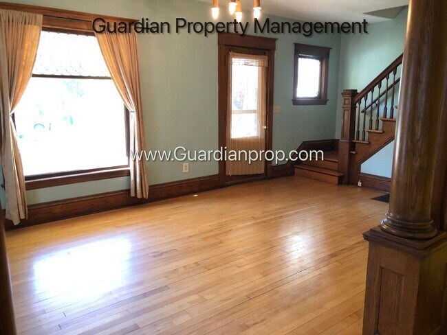 Foto del edificio - Northeast Minneapolis SFH, Hardwood Floors, 1.25 Baths, W/D, 1 Parking Space