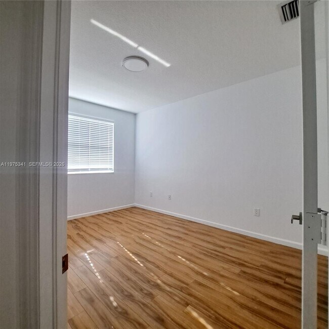 Foto del edificio - 642 SW 106th Ave
