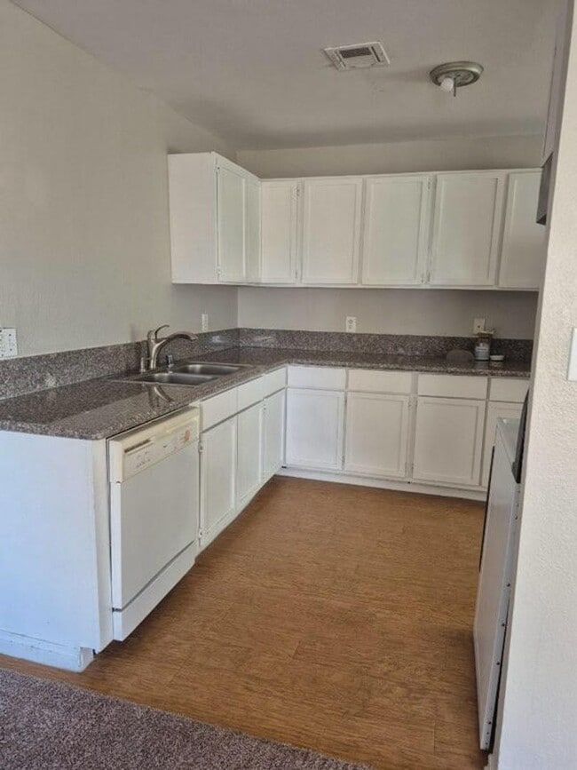 Foto del edificio - 2329 Exeter Dr