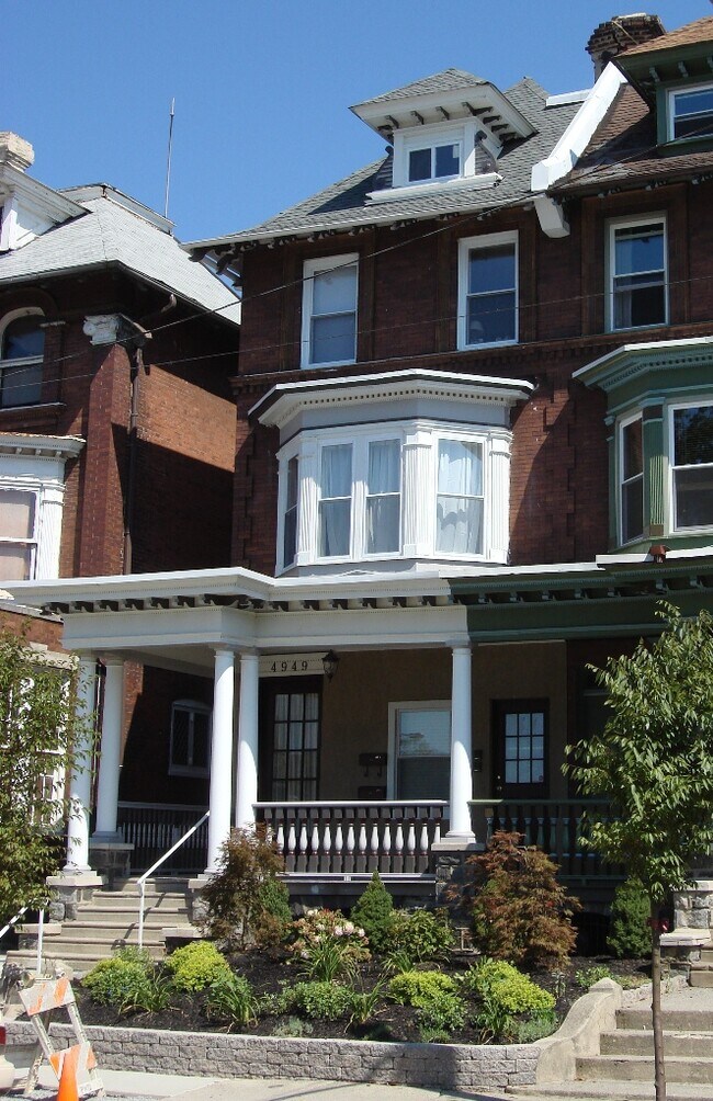 Foto del edificio - 4949 Catharine St