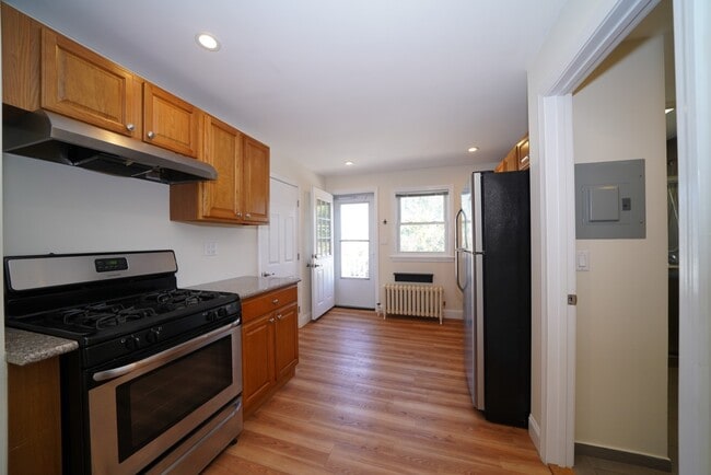 Building Photo - 52 Elm St