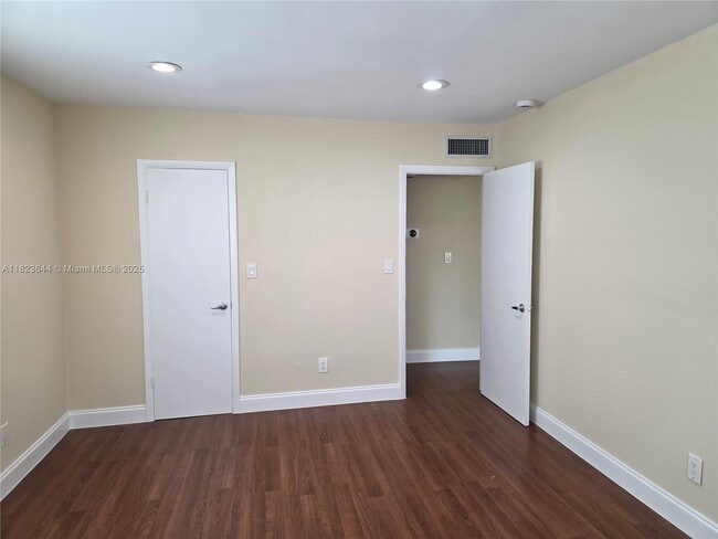 Building Photo - 13716 SW 90th Ave