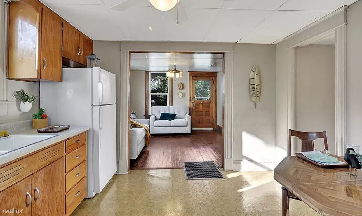 Primary Photo - 2 br, 1 bath House - 2011 West Cucharras S...