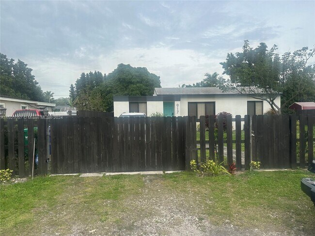 Building Photo - 917 NW 145th Terrace