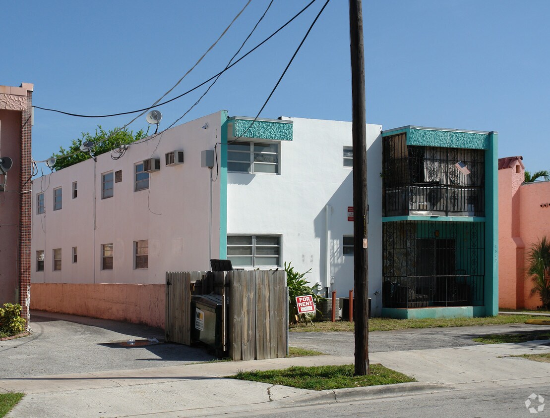 Building Photo - 1529 SW 5th St