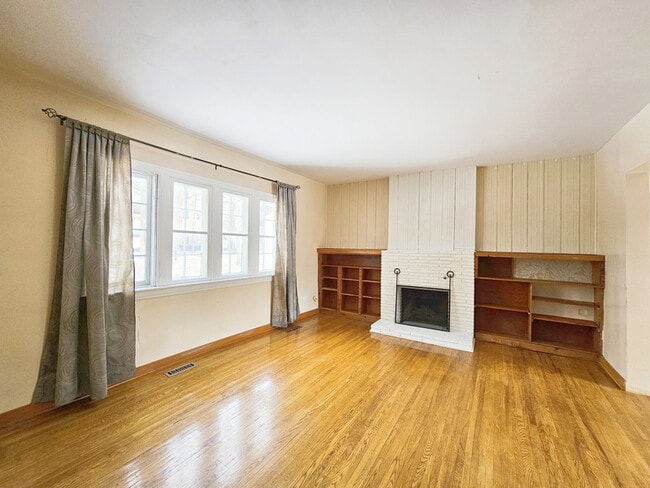 Building Photo - 8928 116 St NW