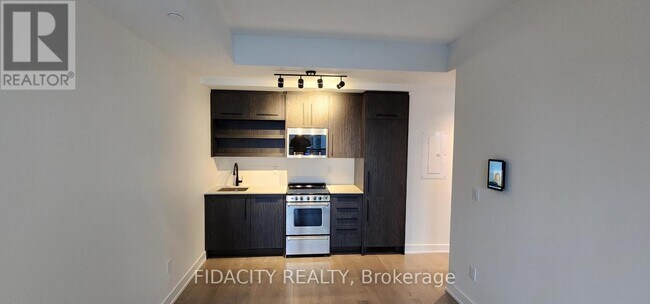 Building Photo - 560-560 Rideau St