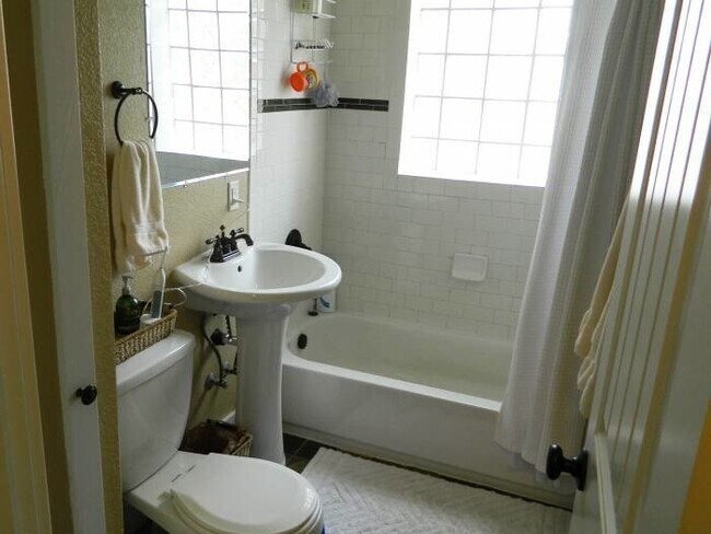 Foto del edificio - 3 bed/ 1 Bath in Desirable Park Hill Neighborhood