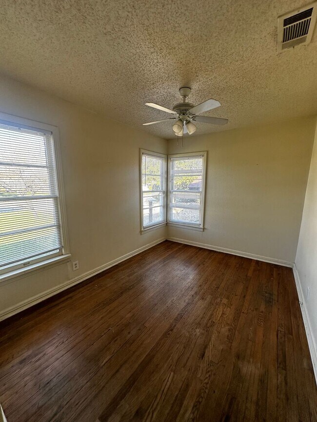 Building Photo - 3 bedroom 1 bathroom with 1 car garage in ...