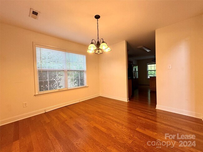 Building Photo - 834 Juanita Dr SW