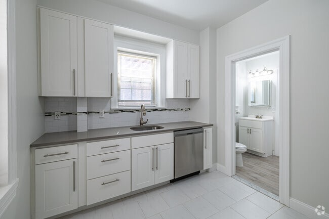 1BR, 1BA w/Dining Area - 700SF - Kitchen - 128 Broad Street Apartments