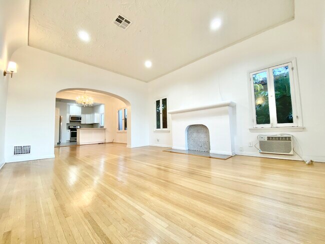 Building Photo - 350 N Sierra Bonita Ave